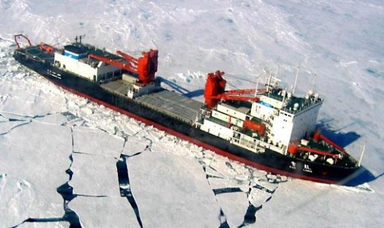 Tàu phá băng cực địa Tuyết Long của Trung Quốc ở Nam Cực